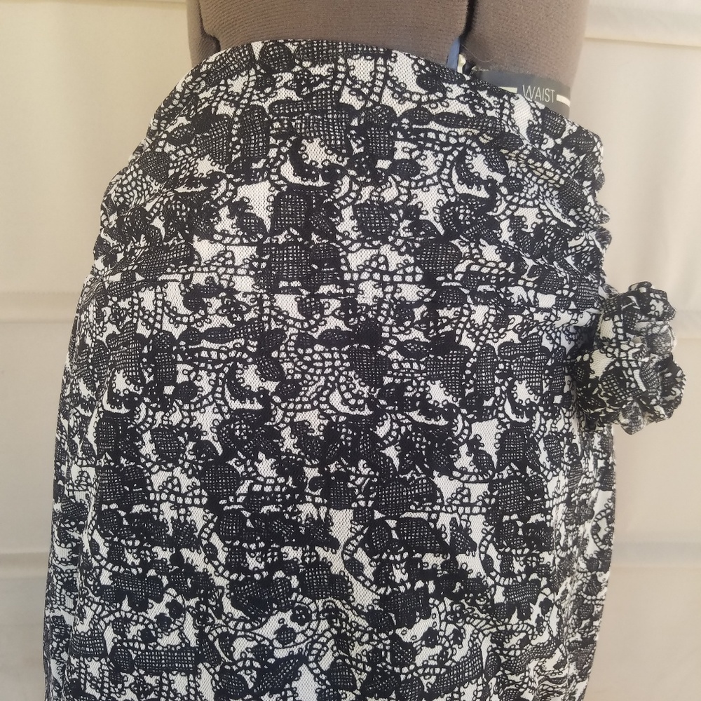 🖐5/$25🖐Nine & CO black & white skirt med